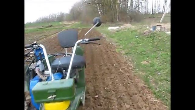 Культиватор-борона для мотоблока МТЗ.Культивация почвы перед вспашкой.