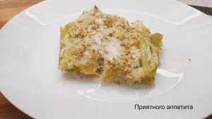 Запеченный сельдерей под соусом в духовке. Простой и вкусный овощной рецепт.