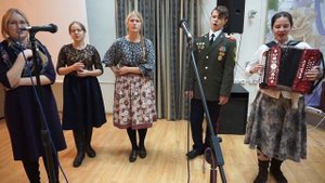 В саду при долине я розы рвала