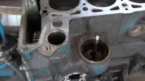 Часть 1 . Двигатель очень сильно стучит .