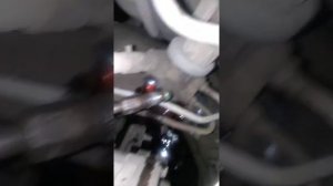 Снимаем шланг высокого давления Ниссан примера Р12