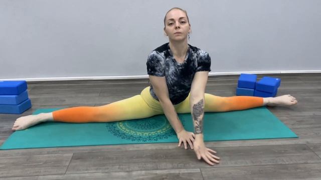 STRETCH LEGS & FEET. FEET YOGA. GYMNASTICS EXERCISES. FLEXIBLE LEGS WORKOUT
