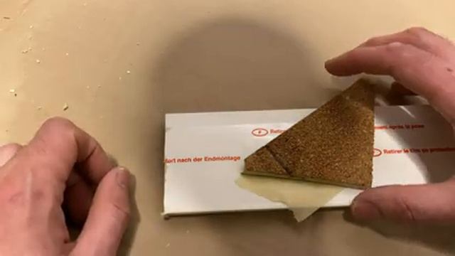 Ремонт-укрепление мелких деталей краёв пола из кварцвиниловой плитки или ламината. смотреть онлайн