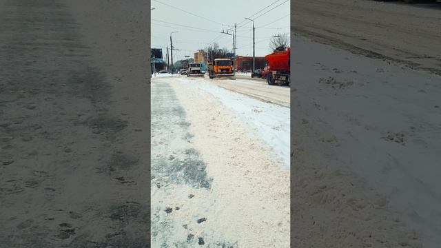 Уборка снега под присмотром ГАИ.mp4