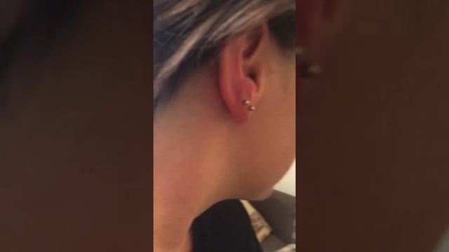 Прокол мочки дома , ещё и с подругой ?? смотреть онлайн