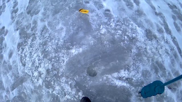 Ловля по ПОСЛЕДНЕМУ ЛЬДУ на БЕЗМОТЫЛКУ. Рыбалка 2021 смотреть онлайн