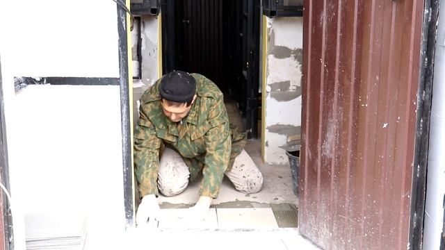 Строим современный курятник ч.46 Окраска стен и плитка на пол. смотреть онлайн