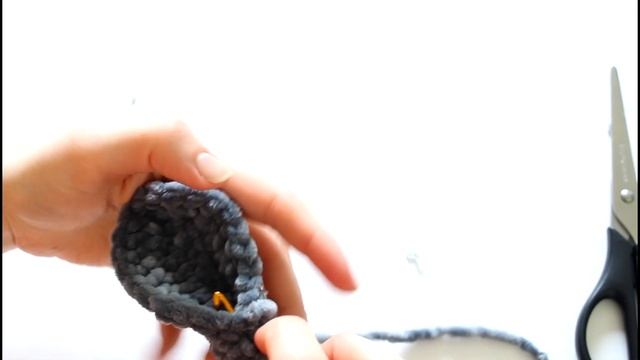 Мастер-класс плюшевый Зайка вязаный крючком. Видео МК, описание Часть 3 - оформление зайца. смотреть онлайн