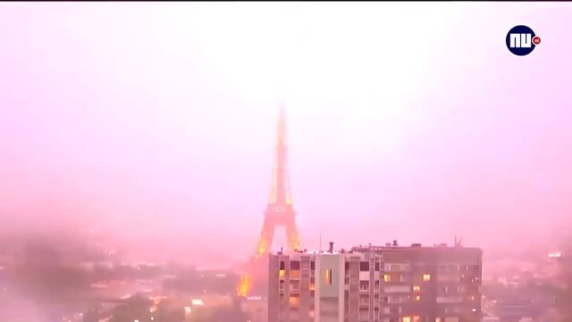 МОЛНИЯ УДАРИЛА ПО ЭИФЕЛЕВОИ БАШНЕ НЕБО ОСВЕТИЛОСЬ!!!!