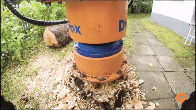 Измельчитель пней Dipperfox SC600 на мини погрузчике Bobcat в действии