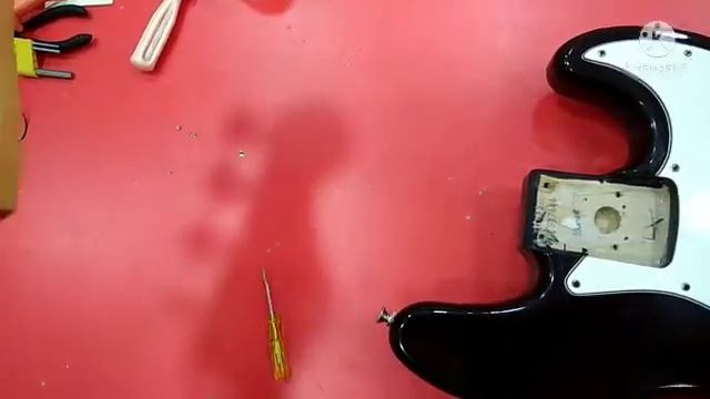 Фендер джаз бас . Замена анкерного гайки и ручек громкости и тона. смотреть онлайн