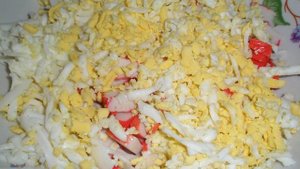 Салат из крабовых палочек, маринованных огурцов и белой фасоли