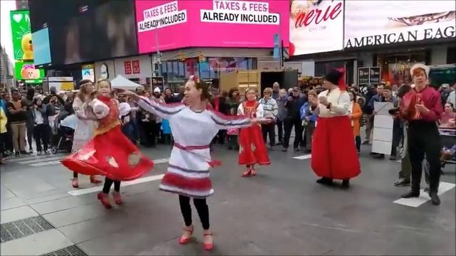 Танцевальный баттл русских танцоров в центре Нью-Йорка