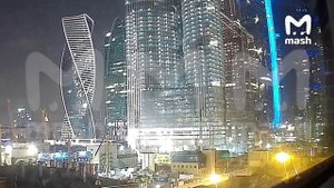 Момент попадания украинского БПЛА в строящееся здание в Москва-Сити. Яркая вспышка, взрыв, дым.