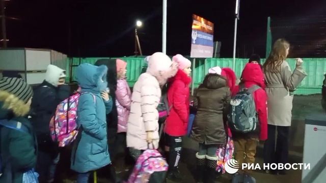 В первую очередь эвакуируют. Эвакуация детей из Донбасса. Эвакуация детей из Донецка. Эвакуация детей Донбасса в Россию.