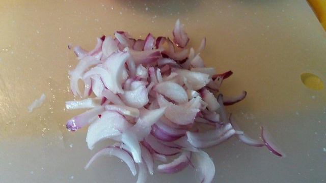 Салат из помидоров и красного лука
