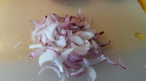 Салат из помидоров и красного лука