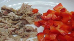Салат из куриного мяса с помидором