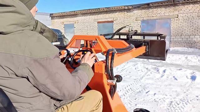Универсальный боротоповоротный мини-погрузчик МиНиП.  Вилы с гидрозахватом