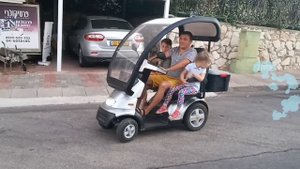 Настя и Миша катаются на крутой тачке. Лайк Настя