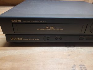 Видеомагнитофон Sanyo DA4HEAD модели VHR5406-произведён в Индонезии