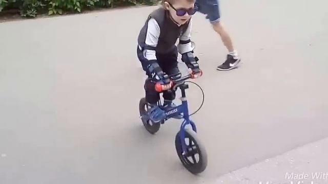 Как научить ребенка кататься на беговеле . Беговел. Трюки на беговеле. смотреть онлайн