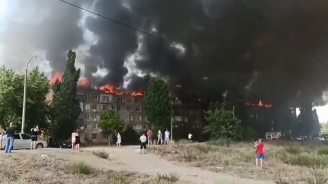 Горит многоквартирный дом в Новой Каховке смотреть онлайн