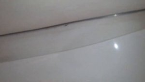 натяжной потолок над трубой отопления.