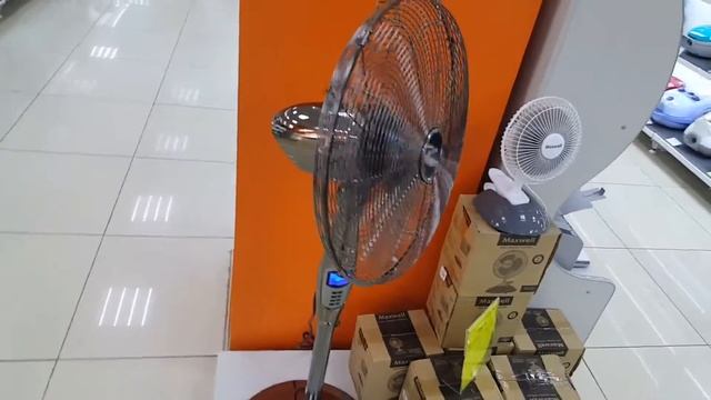 Перемещение на гироскутере по магазину DNS Техно. 30.08.2018 г. 16:21. смотреть онлайн