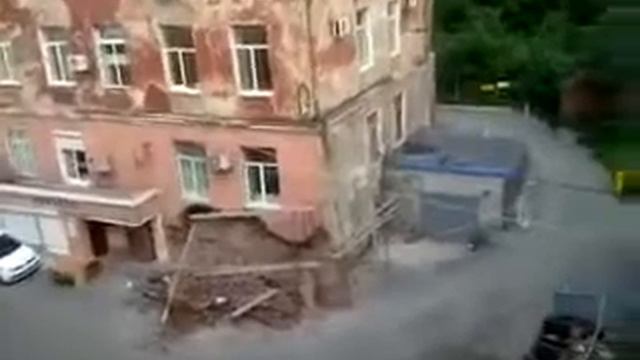 Как падают обычные жилые дома