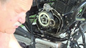 01.08.2023 Замена масла на Bajaj Avenger 220 street.