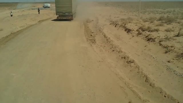 Пустыня и дорожный знак =). смотреть онлайн