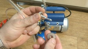 Как собрать и подключить вакуумный насос для вакуумирования углепластика.