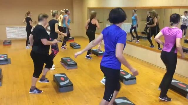 Занятия степ-аэробикой. Тренер Данилова Т.Е. смотреть онлайн