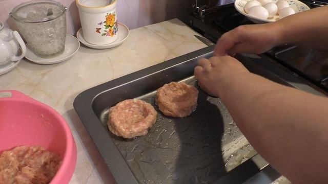 Гнезда из свиного фарша с яйцом и сыром Блюдо, запеченное в духовке. смотреть онлайн