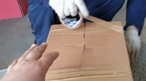 Лайфхак 6. Как отрезать скотч без ножниц.