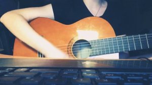 Огонь свечи бросает тени в полумрак