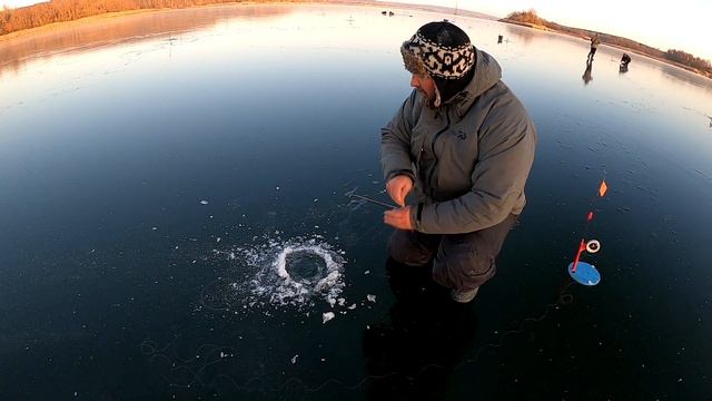 Раздача на Жерлицы по Первому Льду . Зимняя Рыбалка 2020 . Первый ЛЕД 2020 ! смотреть онлайн
