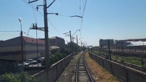 Машинисты поезда и метро приветствуют друг друга сигналами Train and subway drivers greet each othe