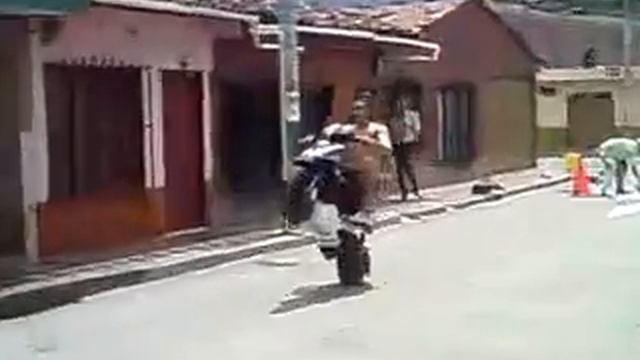 video 3 Christian Garces pike stunt picando yamaha Bws scooter 100cc caballito supia caldas (3).MP4 смотреть онлайн