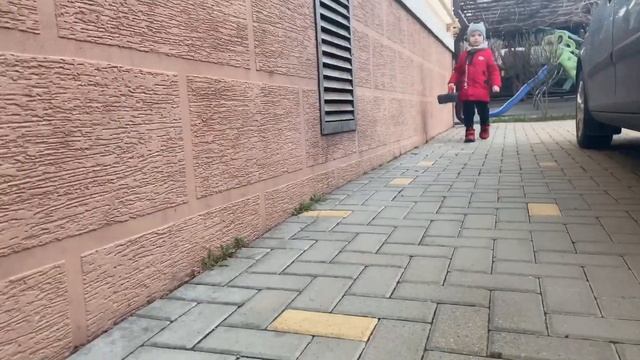 Платон помогает папе починить сломанный байк