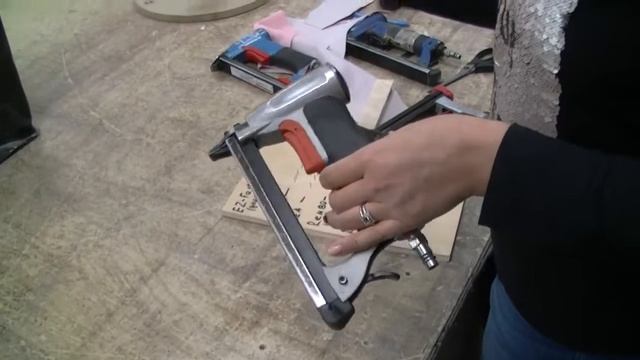 Обзор СТЕПЛЕРА МЕБЕЛЬНОГО пневматического. смотреть онлайн