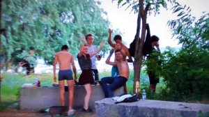 Молодежь отдыхает на пляже / Young people resting on the beach