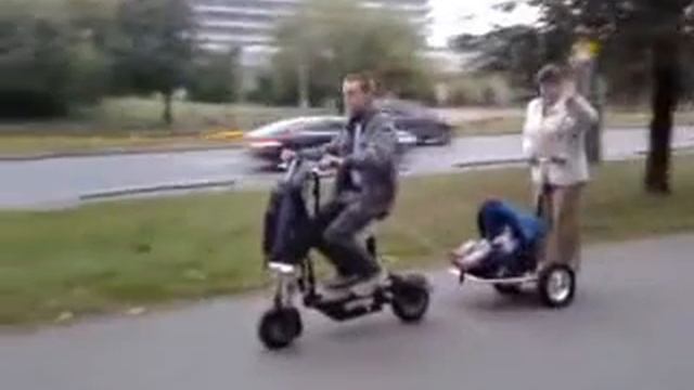 трое на электросамокате смотреть онлайн