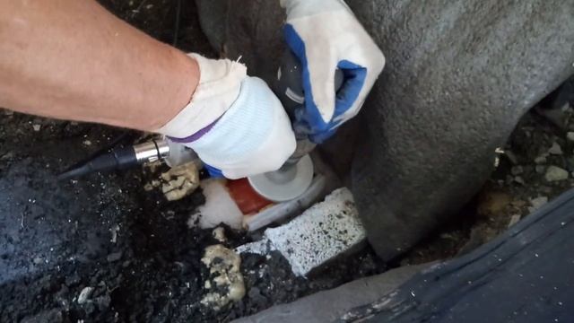 Как сделать врезку в  канализацию трубу. смотреть онлайн