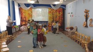 "Оранжевый венок" Евтодьевой Аллы /вход подготовительной группы на праздник/