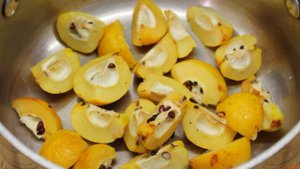 Компот из айвы, яблок и ягод