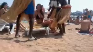 Негры пристали к девушке