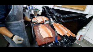 Как почистить рыбу лосось ???