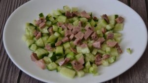Салат с печенью трески и огурцом